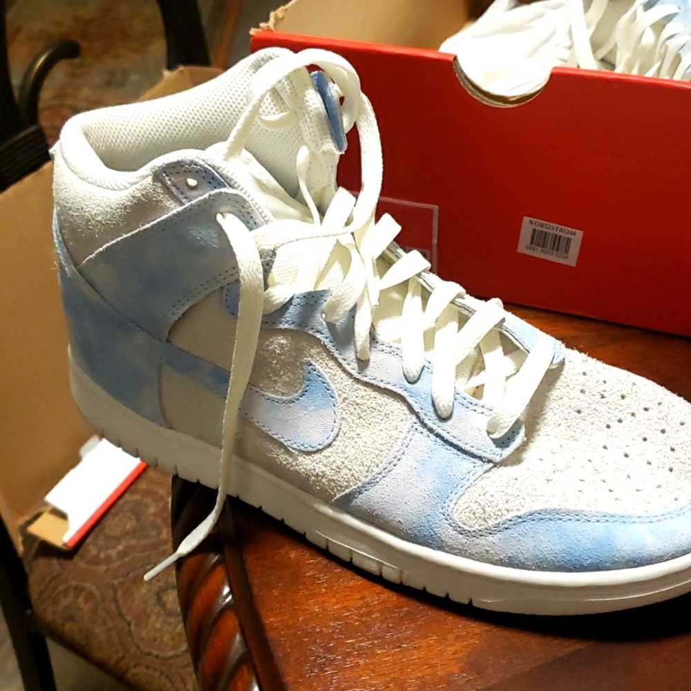Tennis shoes